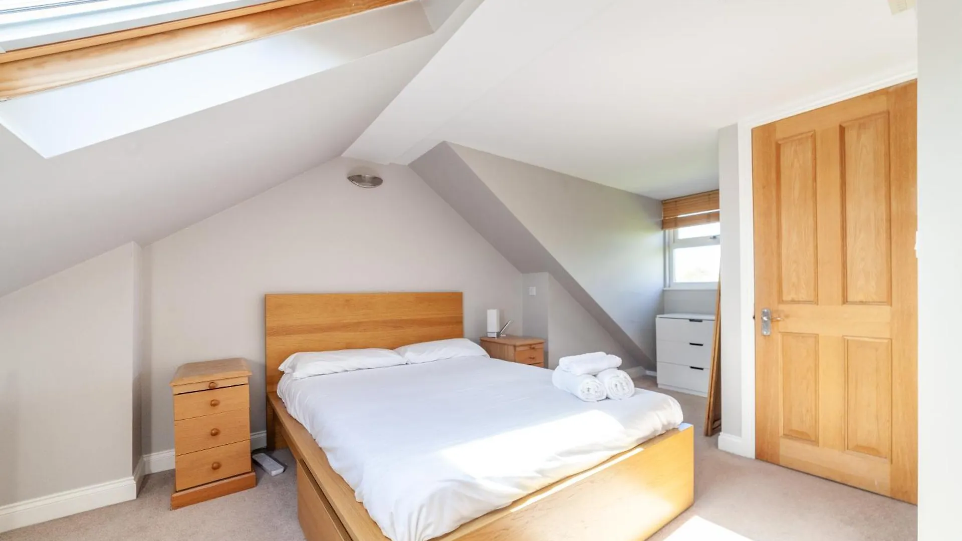 Charming Retreat West London - Spacious & Modern Hanwell