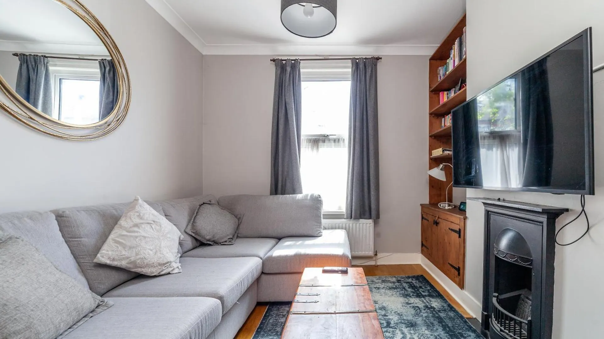 Charming Retreat West London - Spacious & Modern Hanwell Apartment