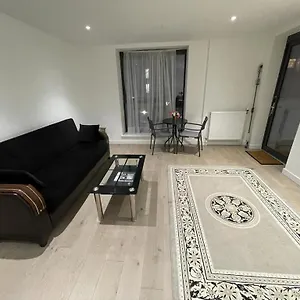 Apartment Brand New 2 Bedroom, Hanwell